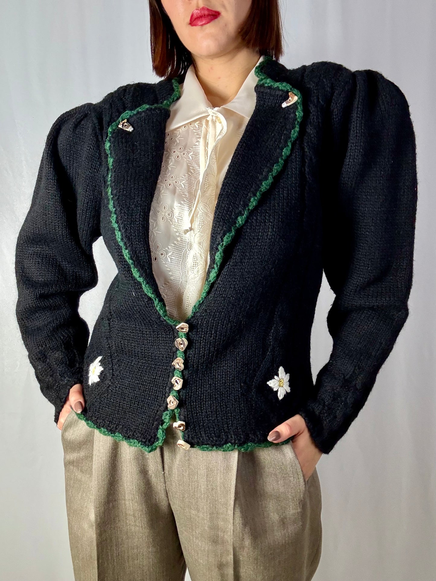 Cardigan Tirolese Vintage in Pura Lana – Ricami Edelweiss e Bottoni in Legno 🪵 - TG. 44/46