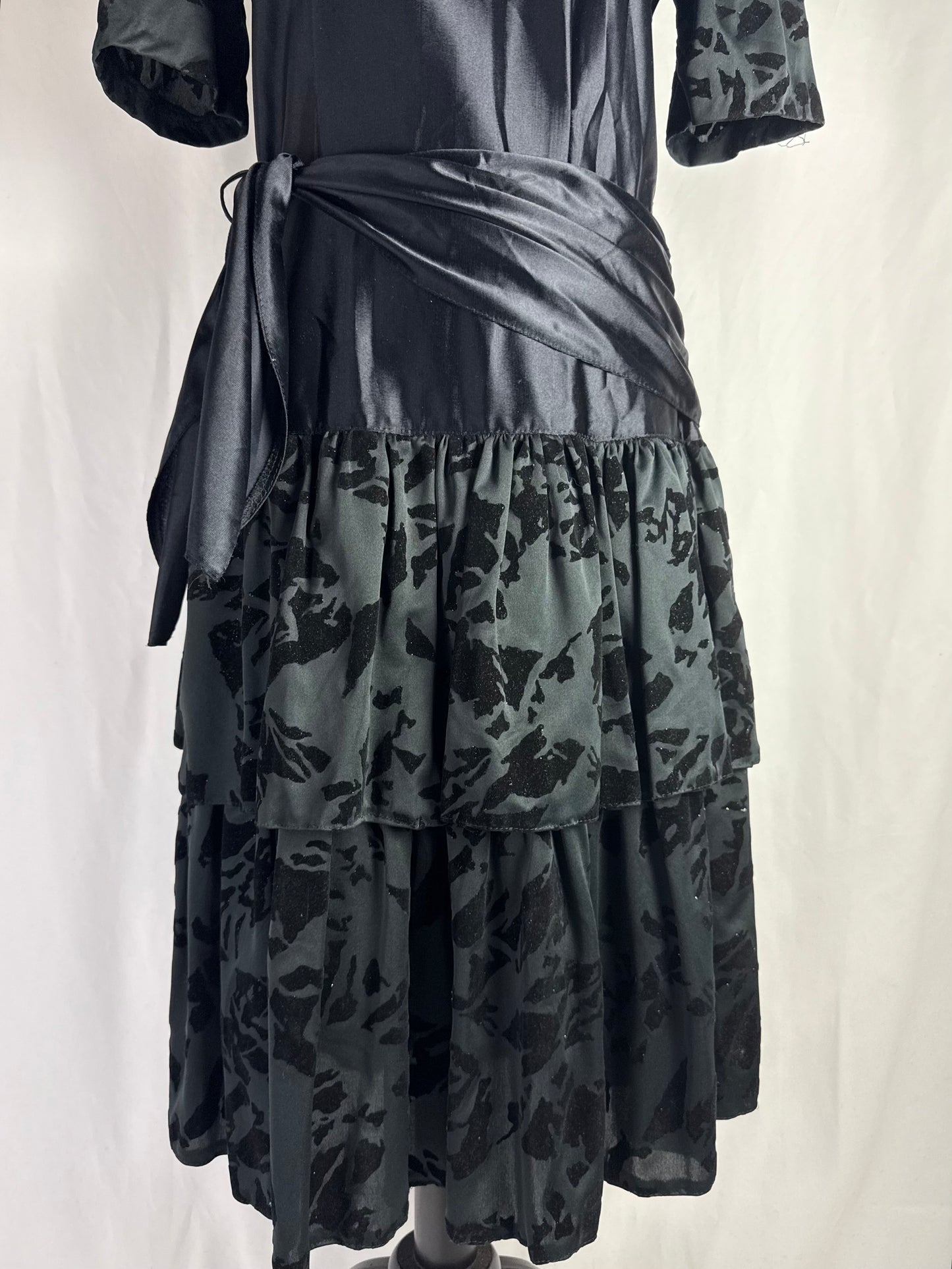 Abito anni ‘80 nero in raso con gonna a balze - TG. 40