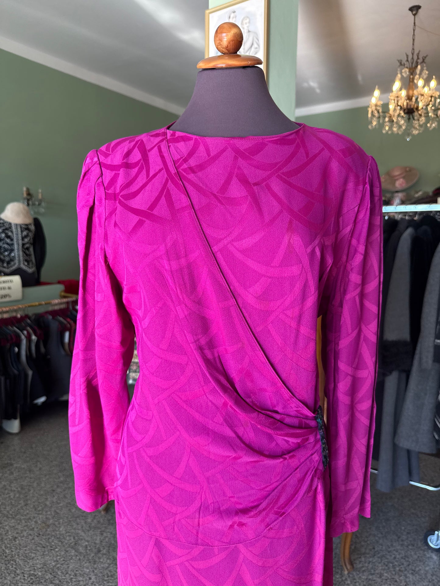 Abito fucsia anni ’80 con drappeggio e fibbia gioiello – stile anni ’40 🩷 - TG. 46