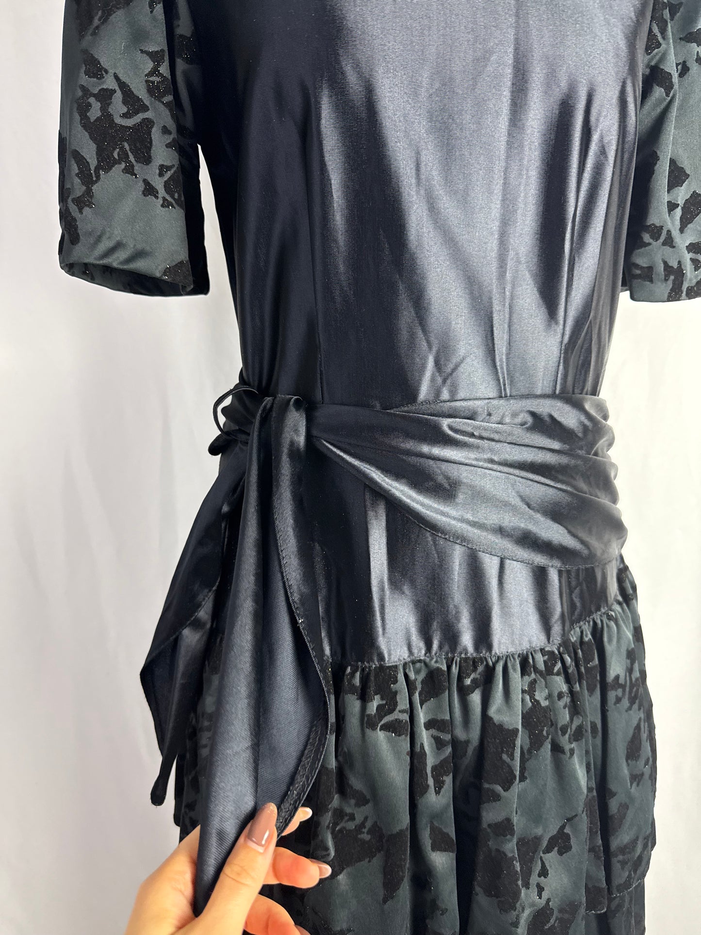 Abito anni ‘80 nero in raso con gonna a balze - TG. 40