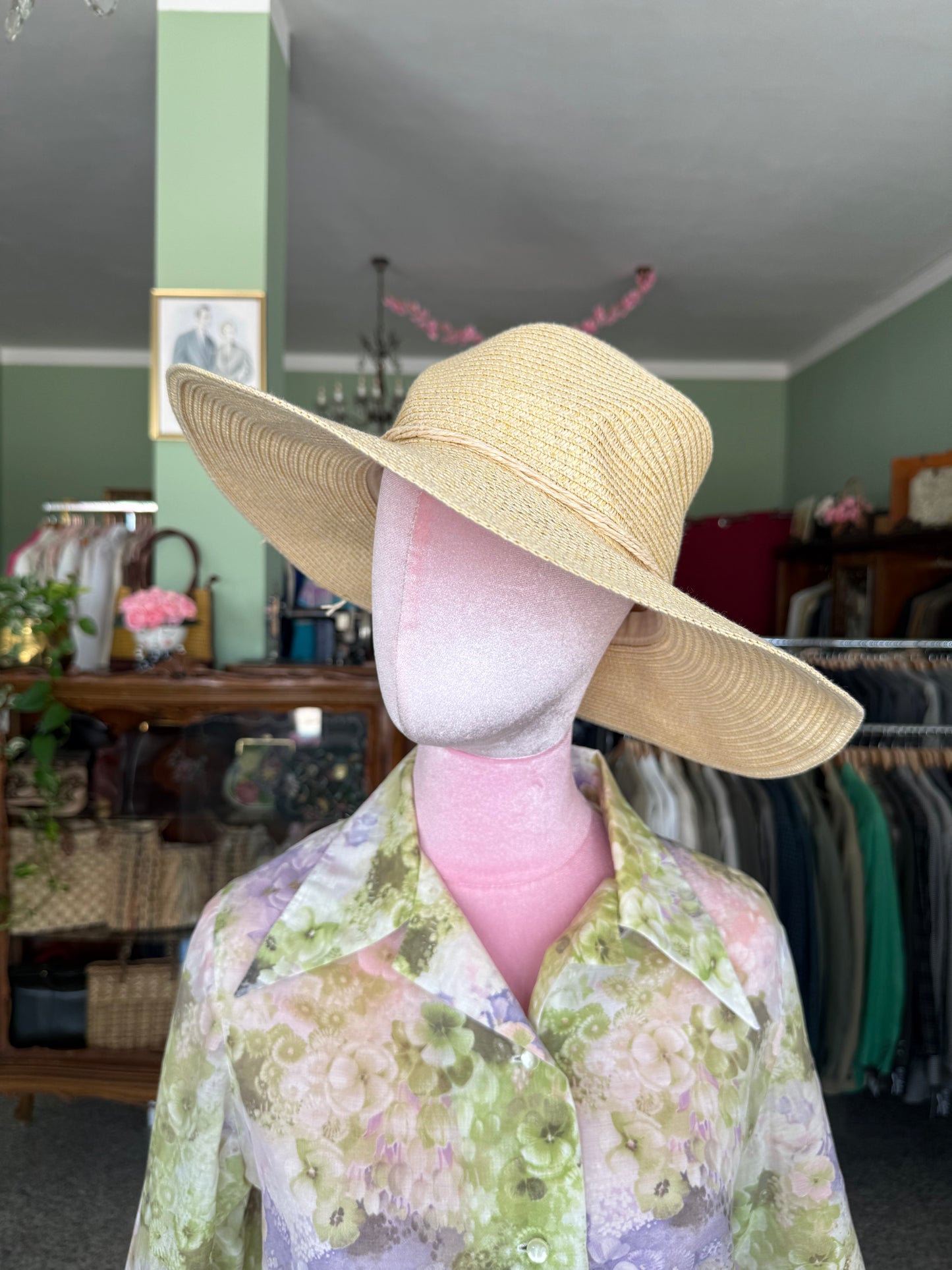 Cappello a tesa larga con fiore