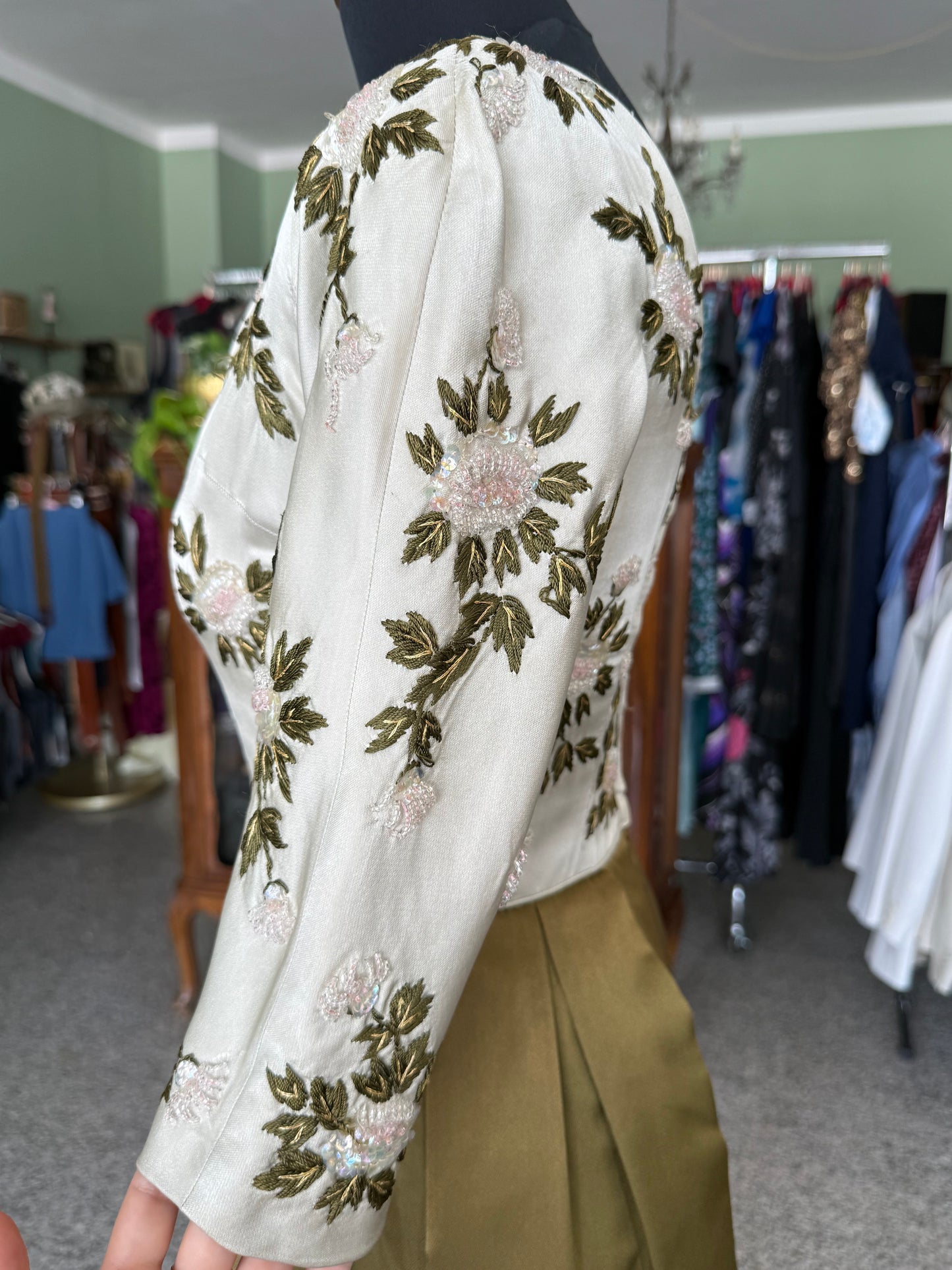 Abito anni ’50 in pura seta con ricamo floreale e decoro di perline - TG. 38