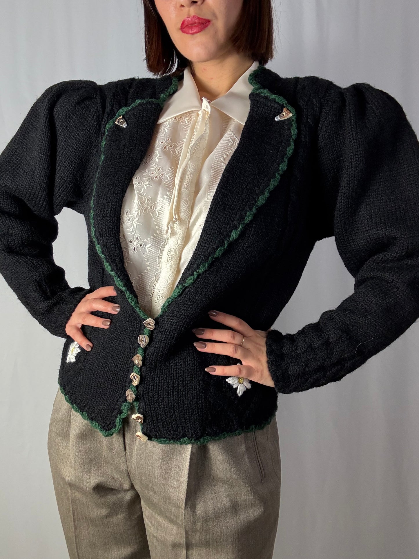 Cardigan Tirolese Vintage in Pura Lana – Ricami Edelweiss e Bottoni in Legno 🪵 - TG. 44/46