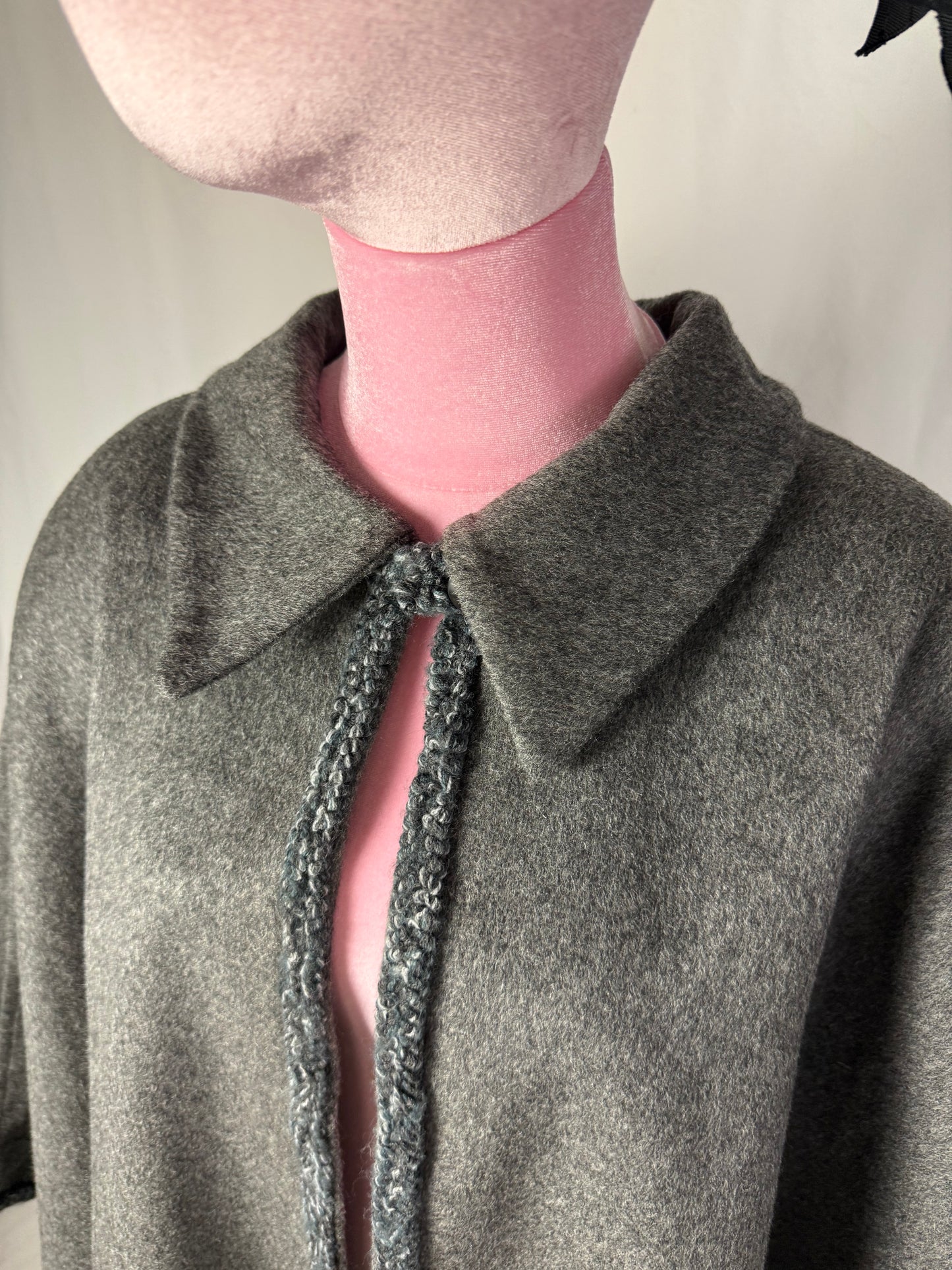 Mantella artigianale in pura lana con finiture a mano - TG. U