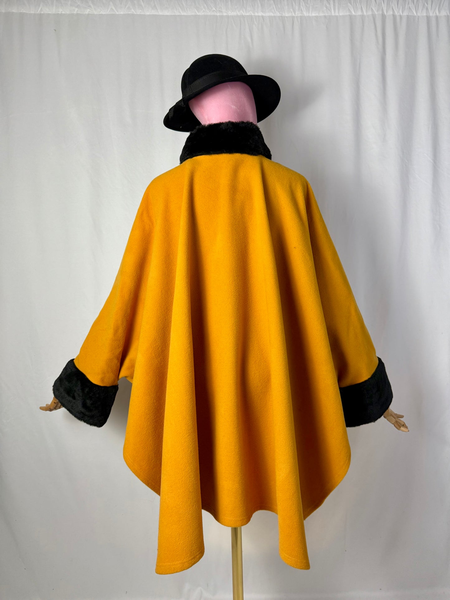 Cappa in lana senape con collo e polsini in pelliccia nera - TG. U