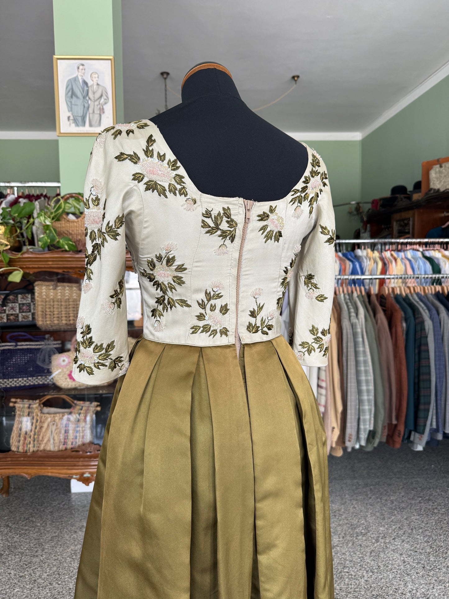 Abito anni ’50 in pura seta con ricamo floreale e decoro di perline - TG. 38