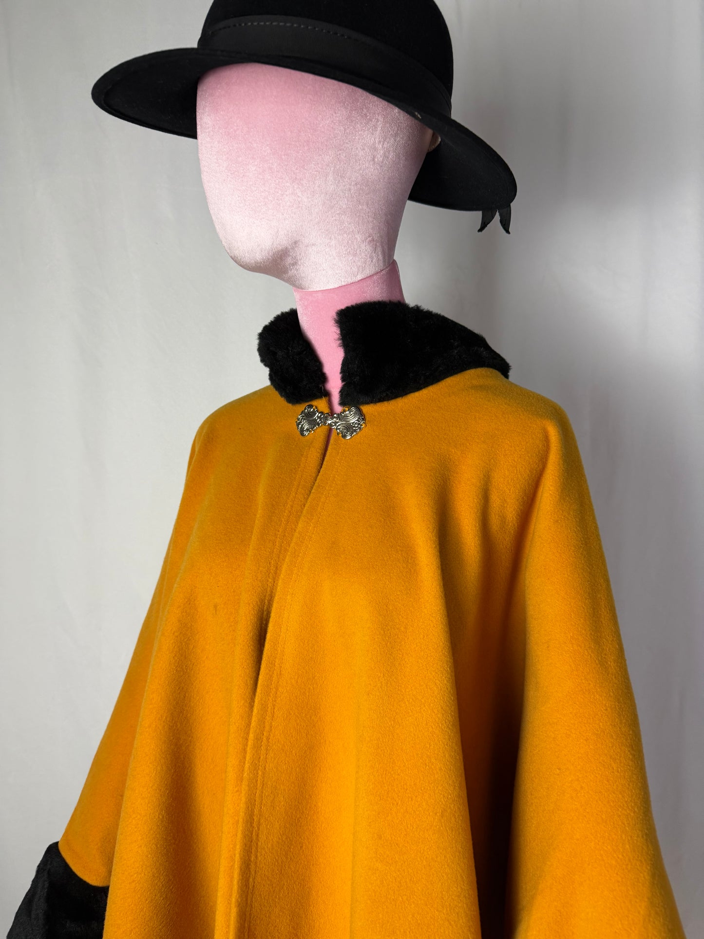 Cappa in lana senape con collo e polsini in pelliccia nera - TG. U