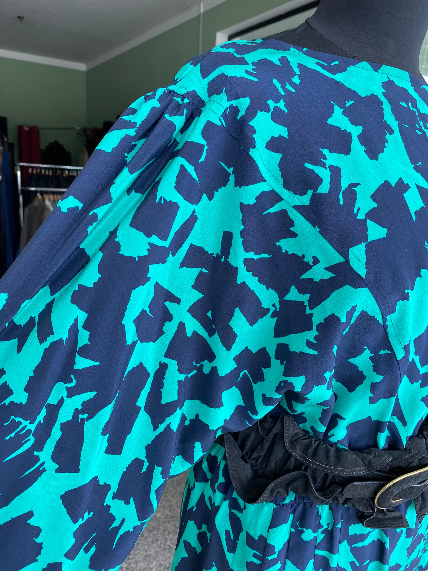 Abito longuette anni ’80 in pura seta – stampa astratta blu e verde - TG. 48/50 circa