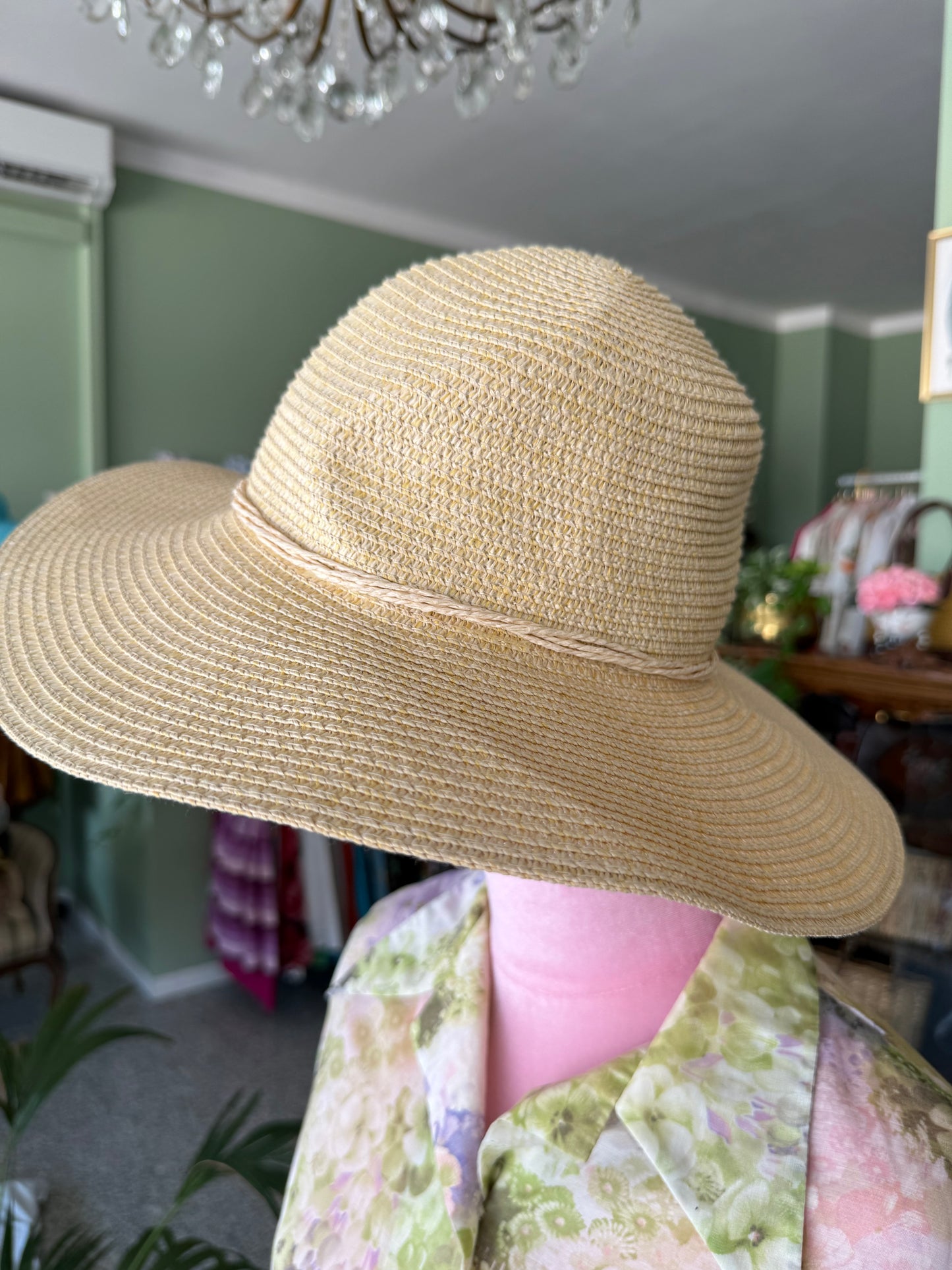 Cappello a tesa larga con fiore