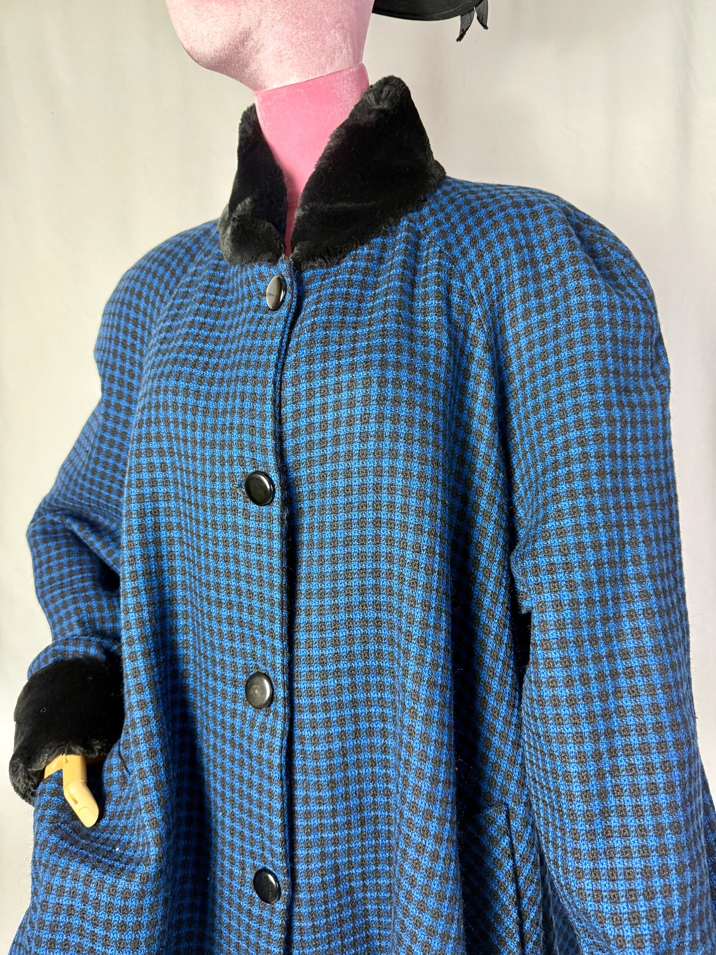 Cappotto/ mantella in lana blu e nera con collo e polsini in eco pelliccia