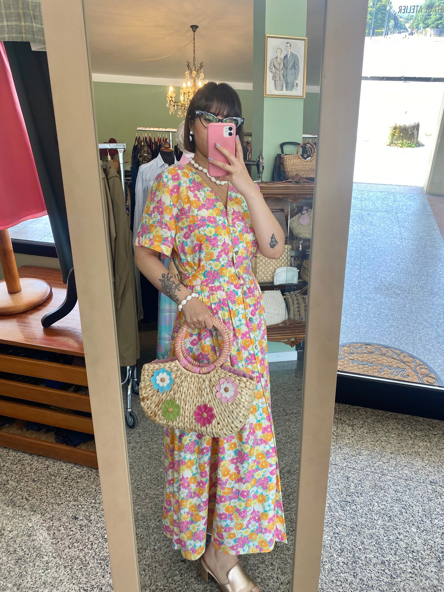 Borsa in paglia con fiori colorati e manici rotondi