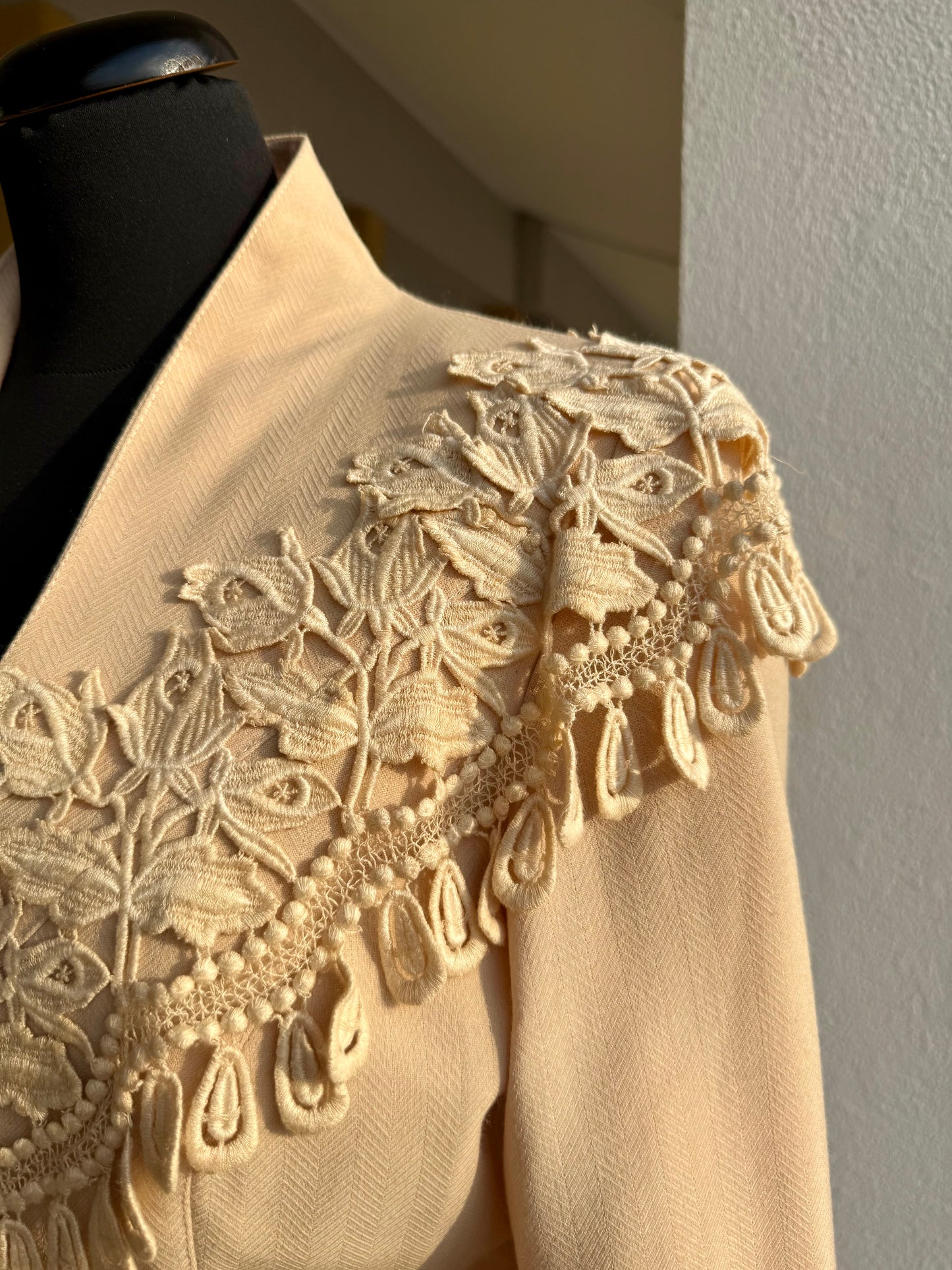 Tailleur anni ’80 beige biscotto con giacca ricamata - TG. 40/42