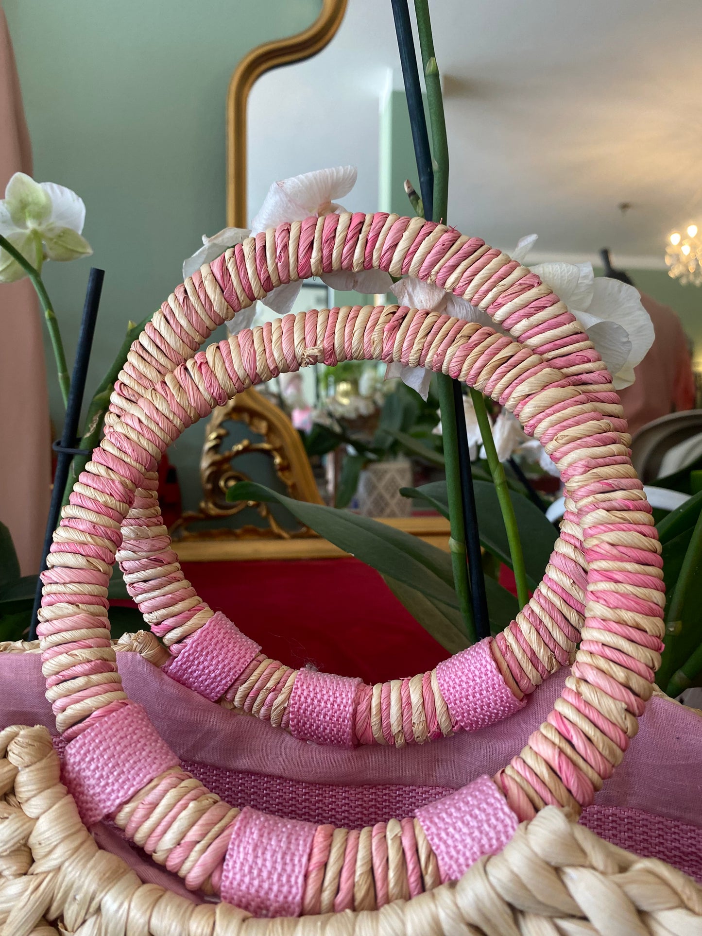 Borsa in paglia con fiori colorati e manici rotondi