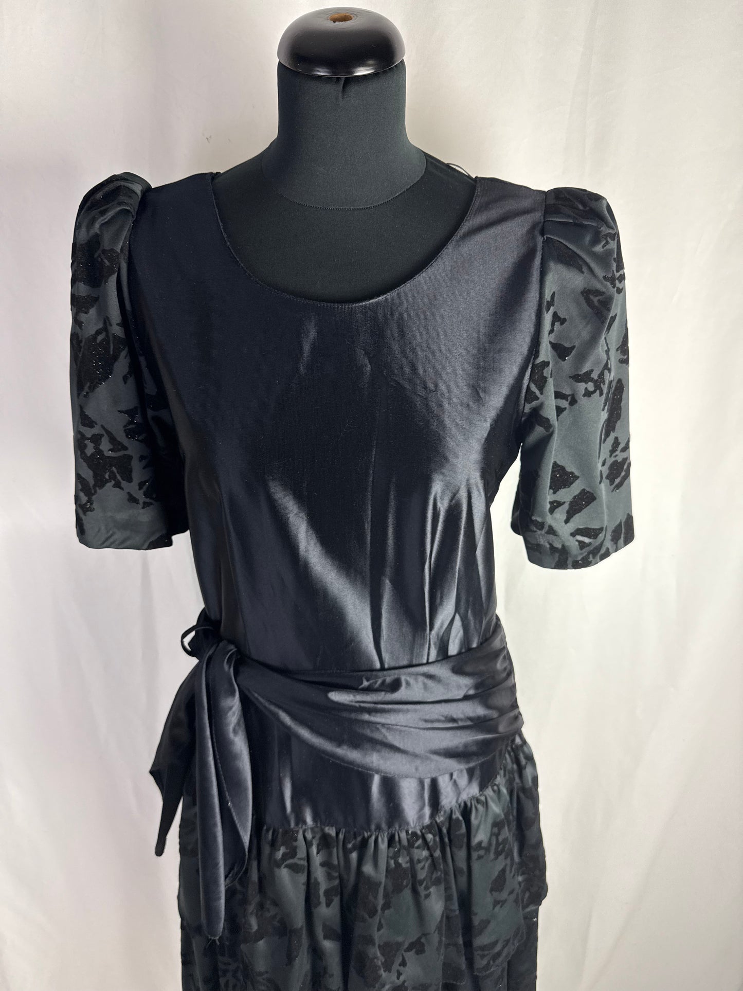 Abito anni ‘80 nero in raso con gonna a balze - TG. 40