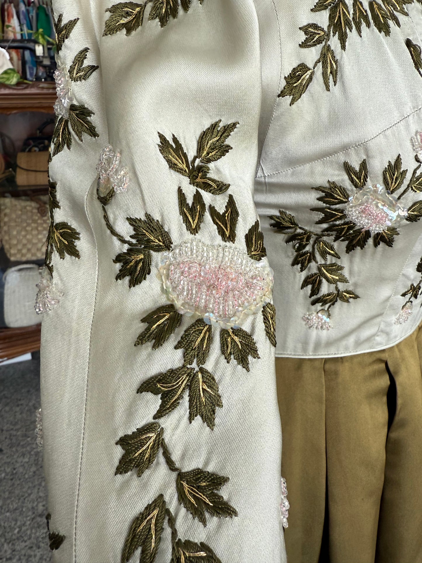 Abito anni ’50 in pura seta con ricamo floreale e decoro di perline - TG. 38