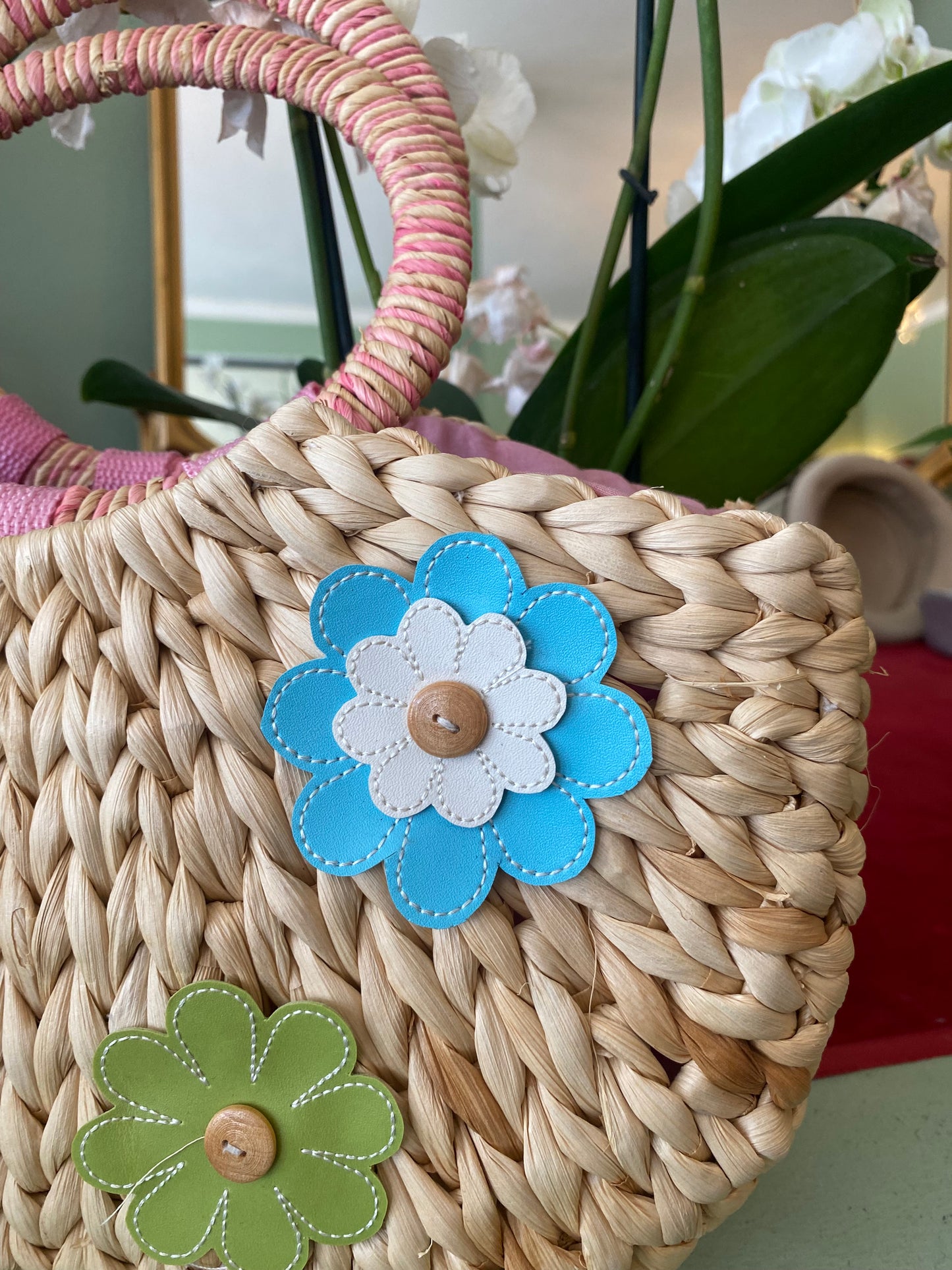 Borsa in paglia con fiori colorati e manici rotondi