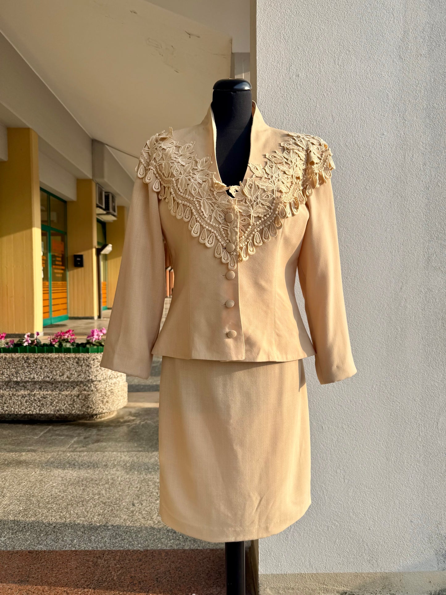 Tailleur anni ’80 beige biscotto con giacca ricamata - TG. 40/42