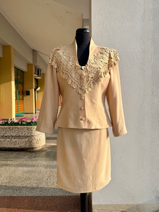 Tailleur anni ’80 beige biscotto con giacca ricamata - TG. 40/42