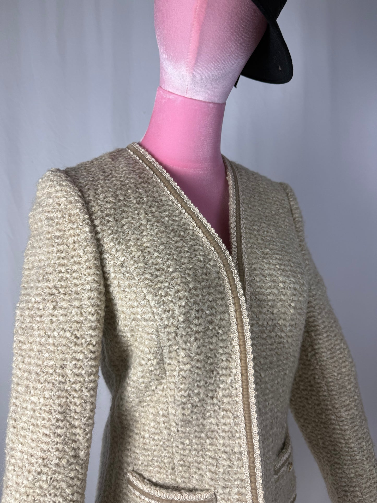 Giacca anni ‘60 in bouclé di lana crema con profili – TG. 38/40