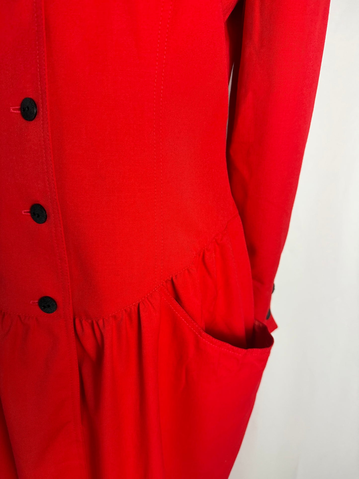 Abito anni ‘80 rosso in gabardine di lana con bottoni neri - TG. 46