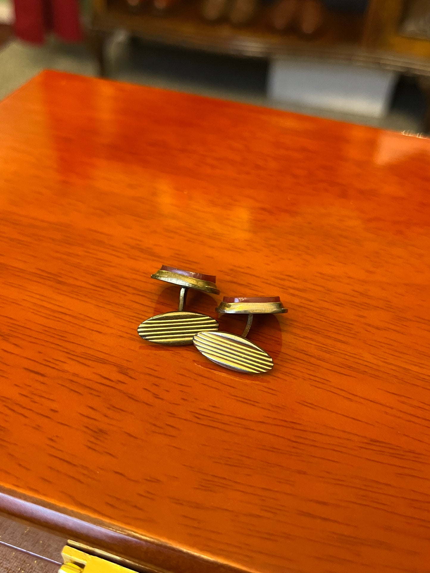 Gemelli dorati pietra borgogna