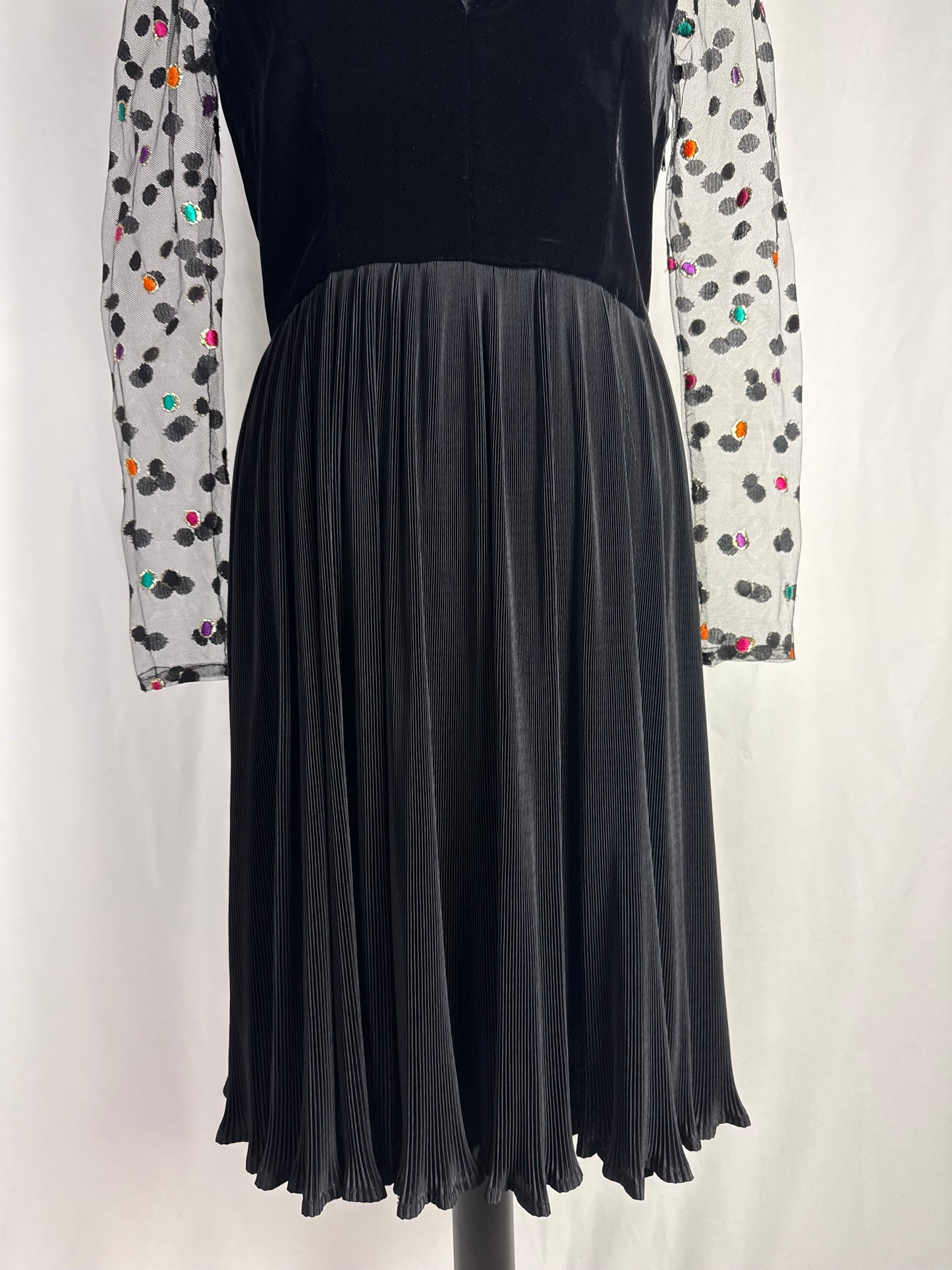 Abito anni ‘80 nero in velluto con maniche in tulle - TG. 40