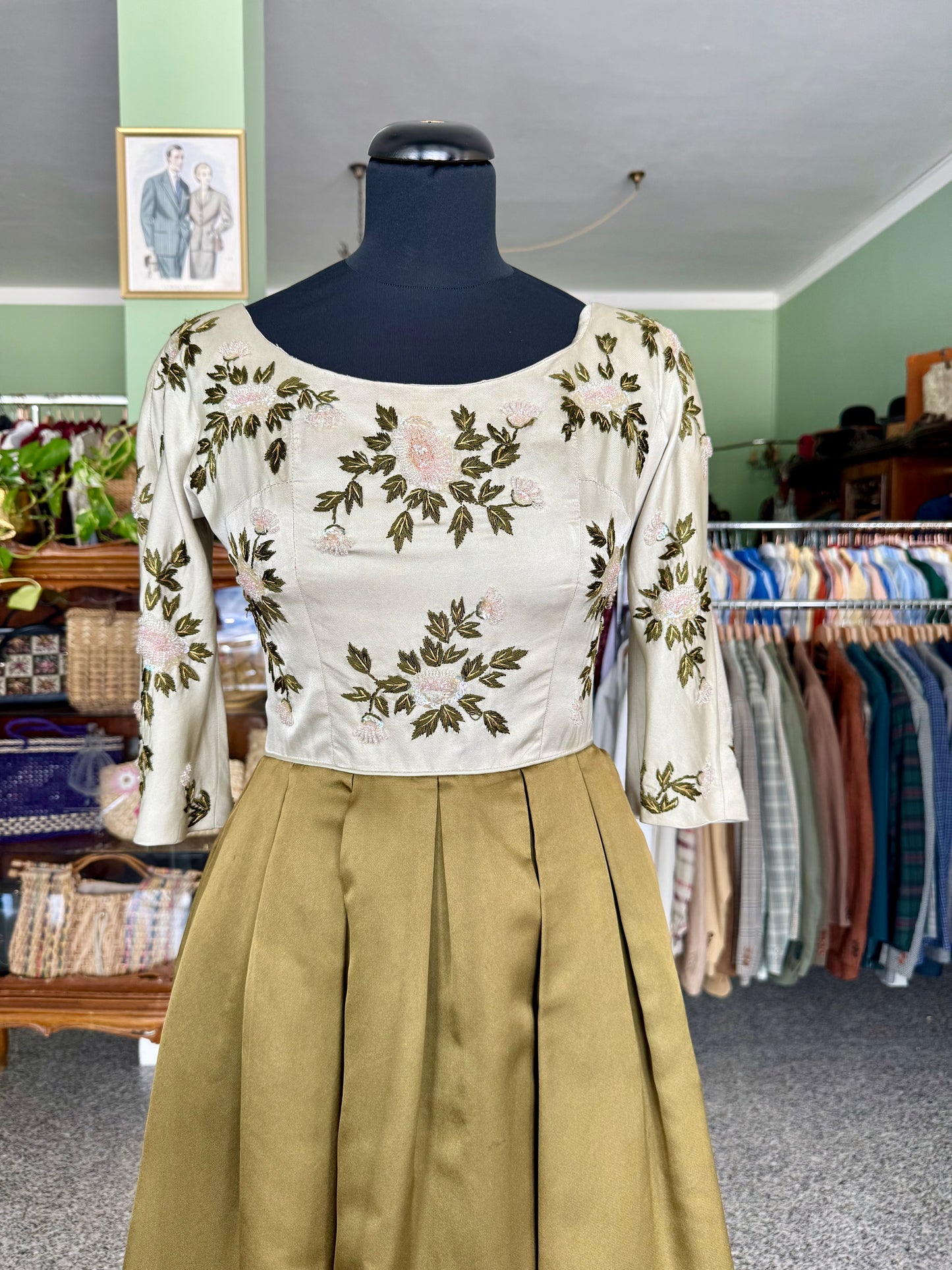 Abito anni ’50 in pura seta con ricamo floreale e decoro di perline - TG. 38