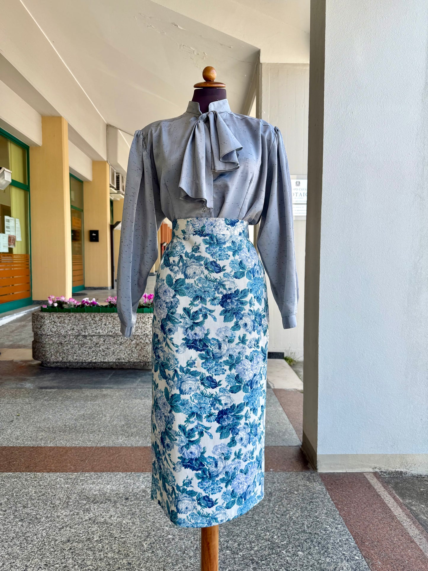 Gonna elegante con fantasia floreale azzurra - TG. 40