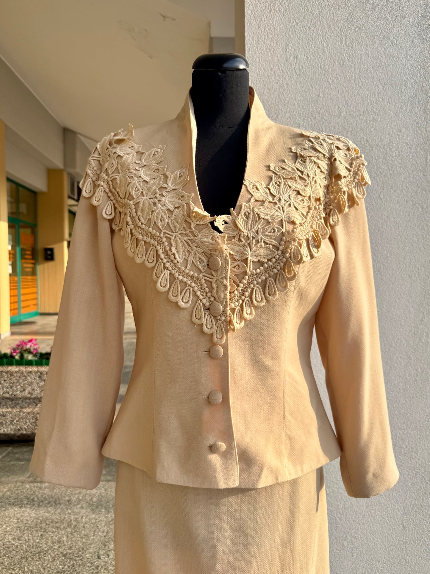 Tailleur anni ’80 beige biscotto con giacca ricamata - TG. 40/42