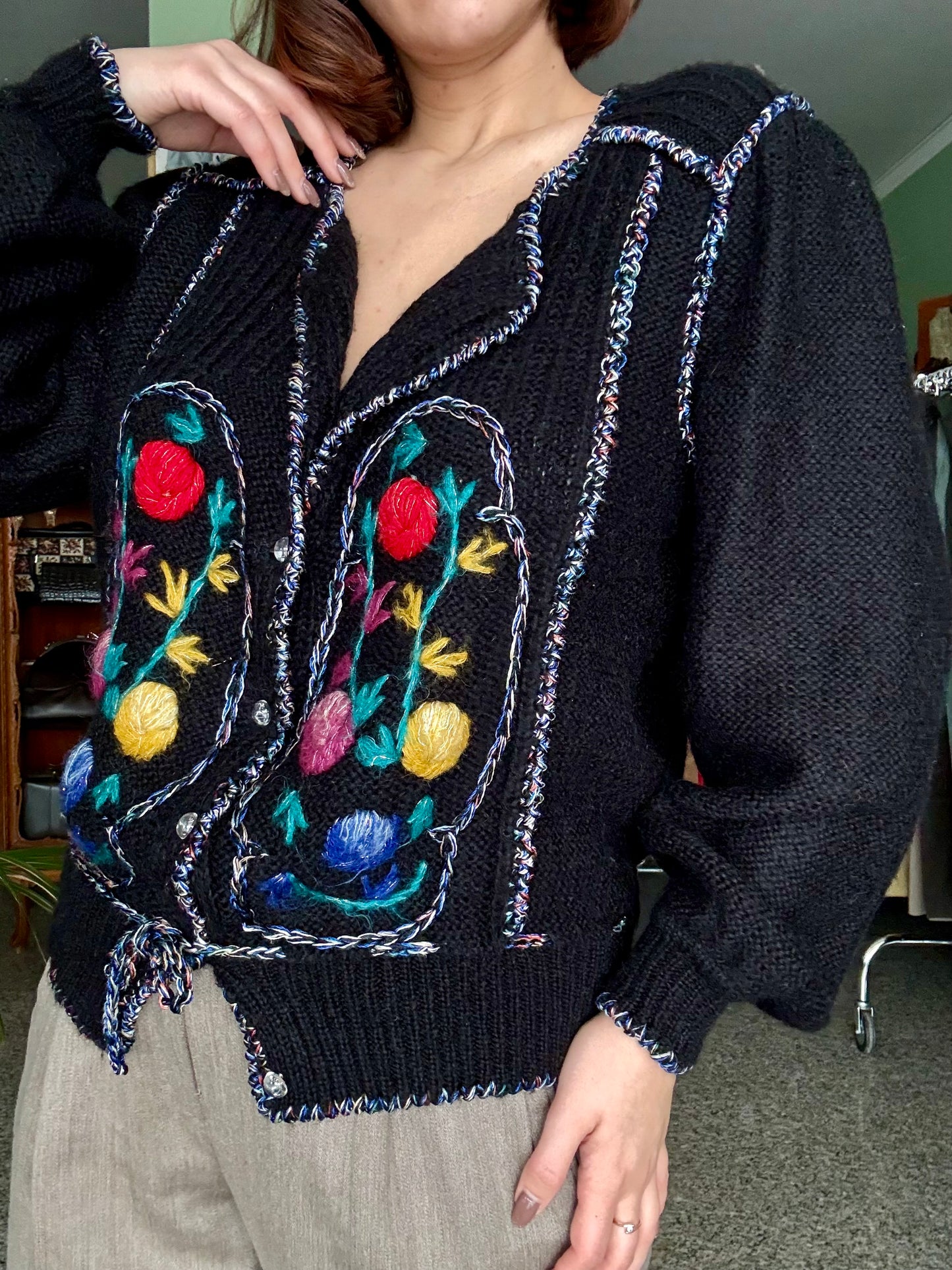 Cardigan tirolese artigianale con ricami floreali - TG. 46/48