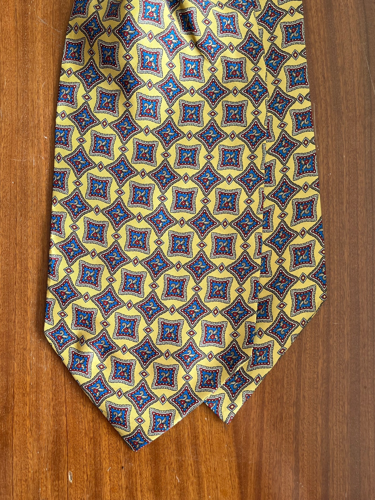 Ascot seta geometrie