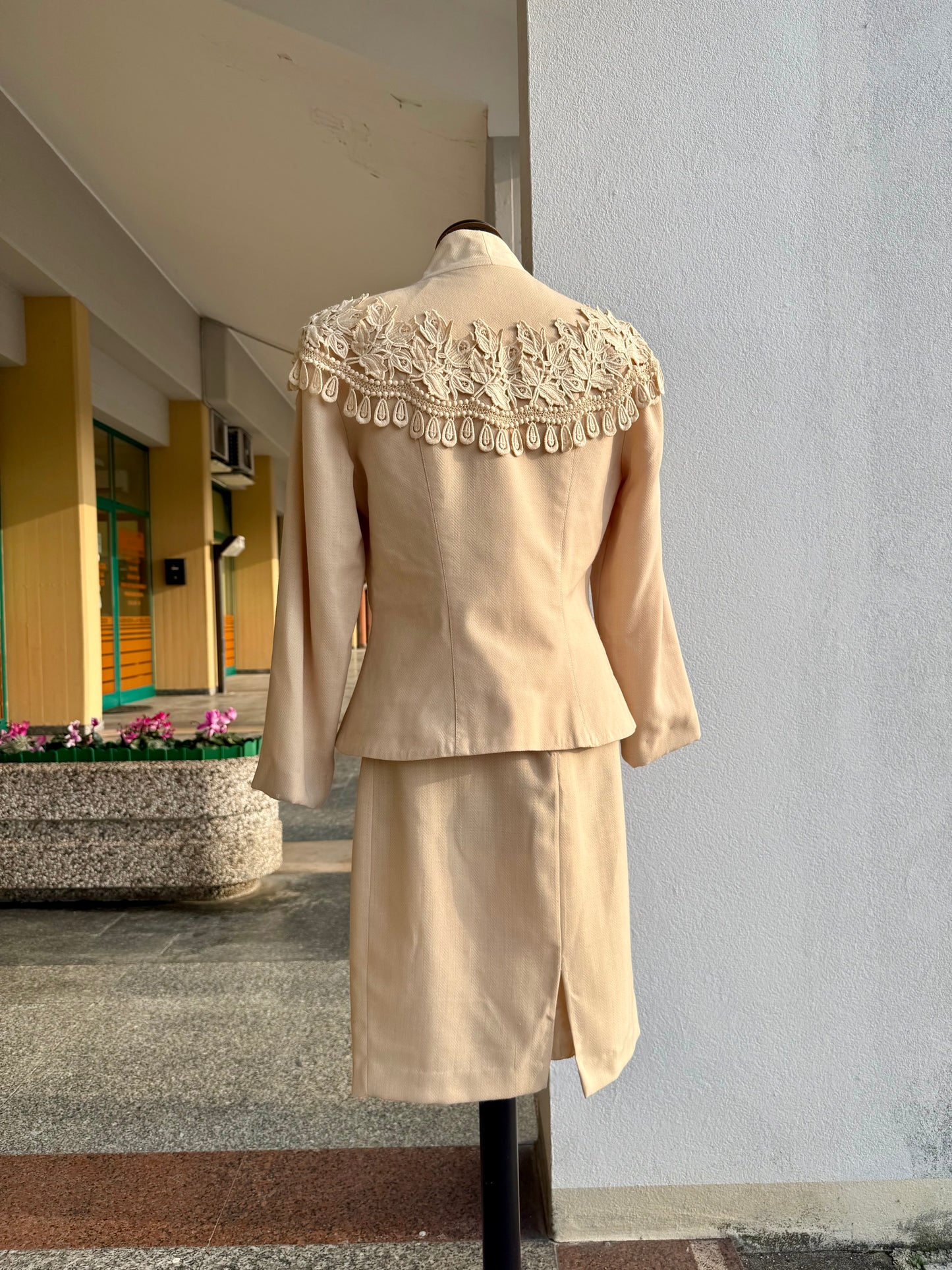 Tailleur anni ’80 beige biscotto con giacca ricamata - TG. 40/42