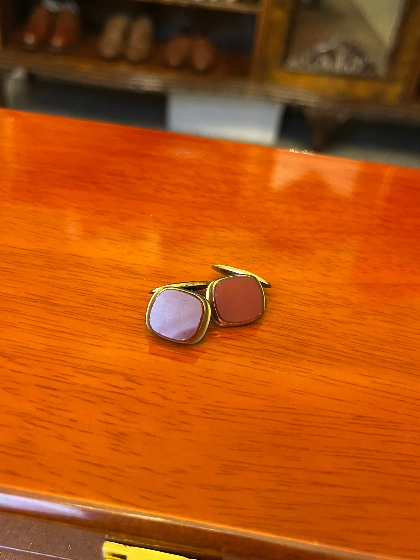 Gemelli dorati pietra borgogna