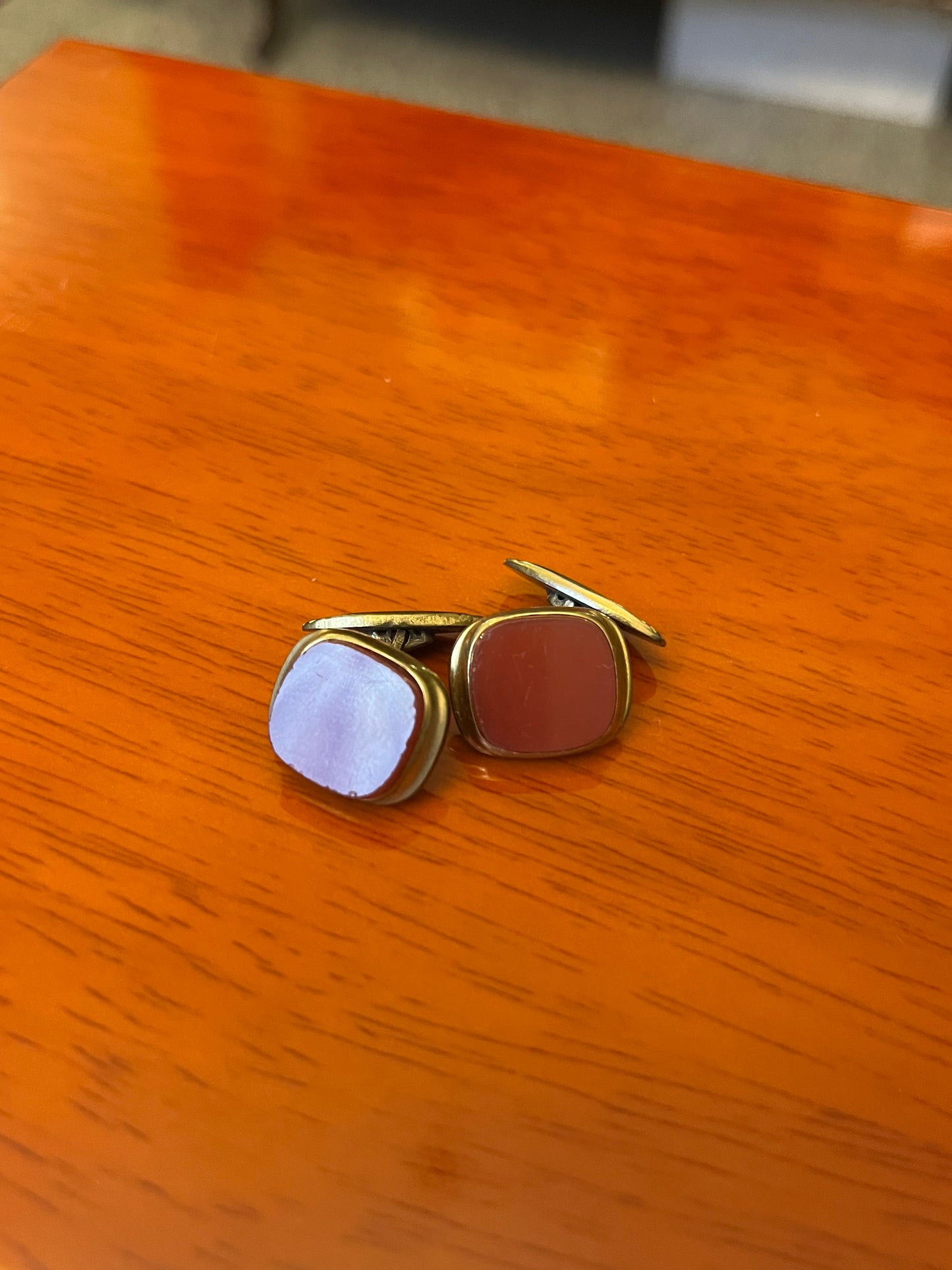 Gemelli dorati pietra borgogna