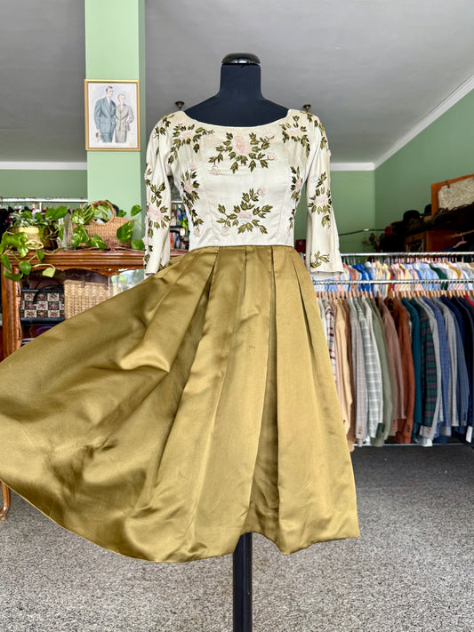 Abito anni ’50 in pura seta con ricamo floreale e decoro di perline - TG. 38