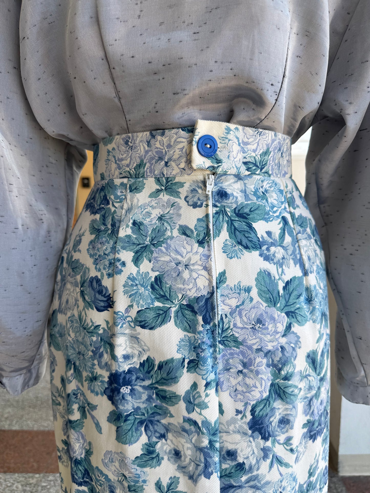 Gonna elegante con fantasia floreale azzurra - TG. 40