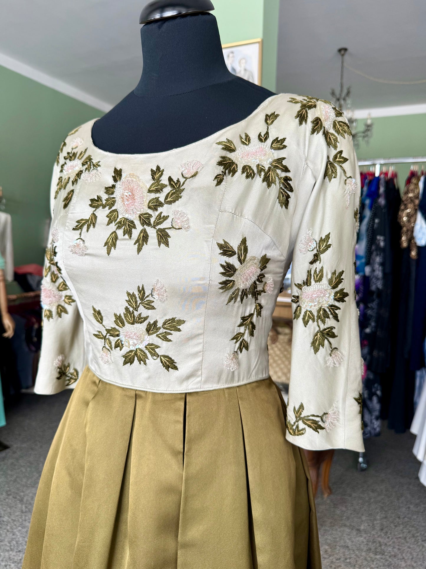 Abito anni ’50 in pura seta con ricamo floreale e decoro di perline - TG. 38