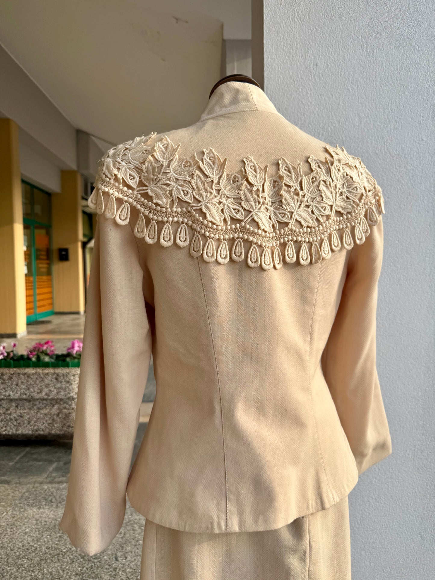 Tailleur anni ’80 beige biscotto con giacca ricamata - TG. 40/42