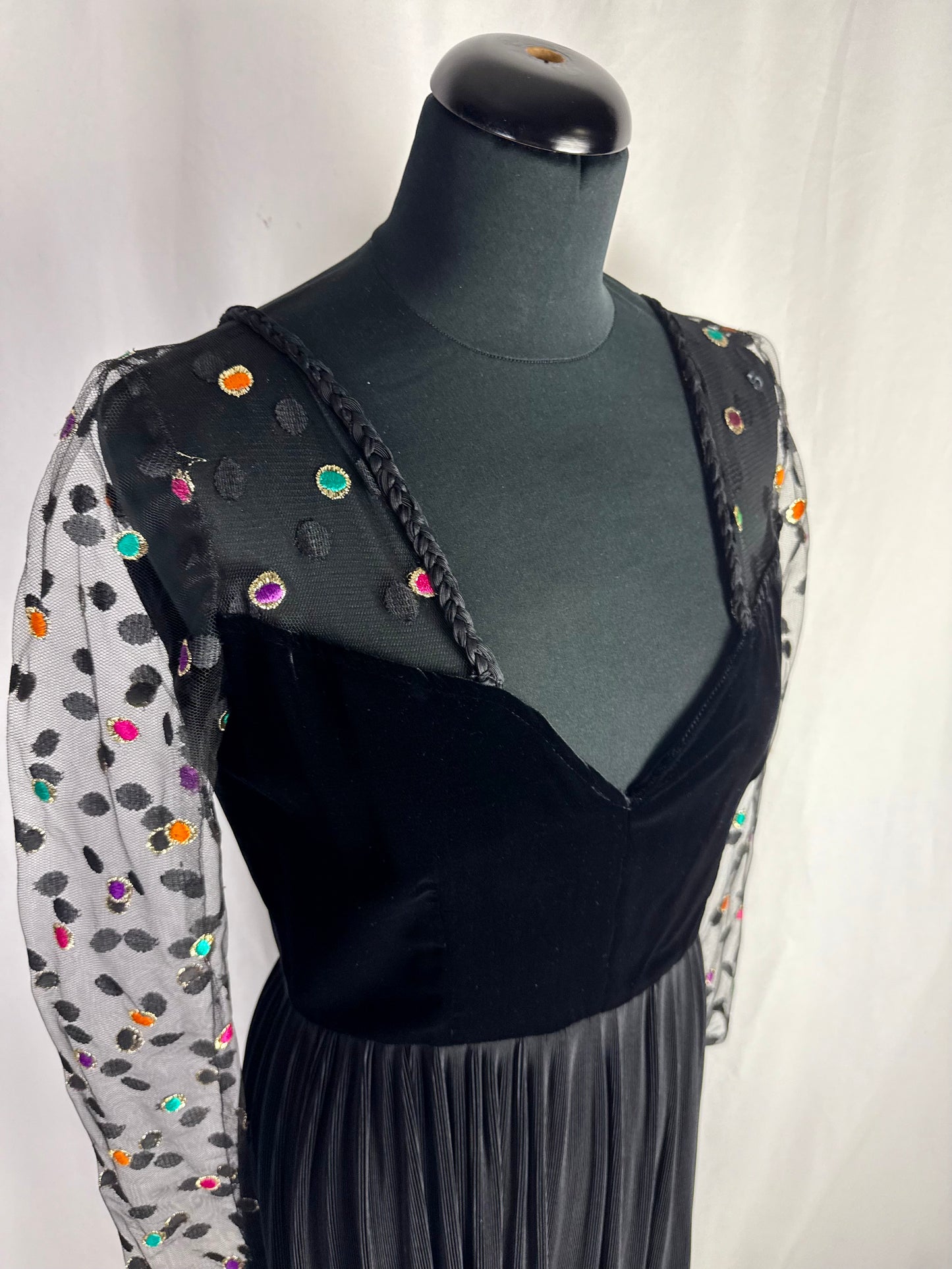 Abito anni ‘80 nero in velluto con maniche in tulle - TG. 40