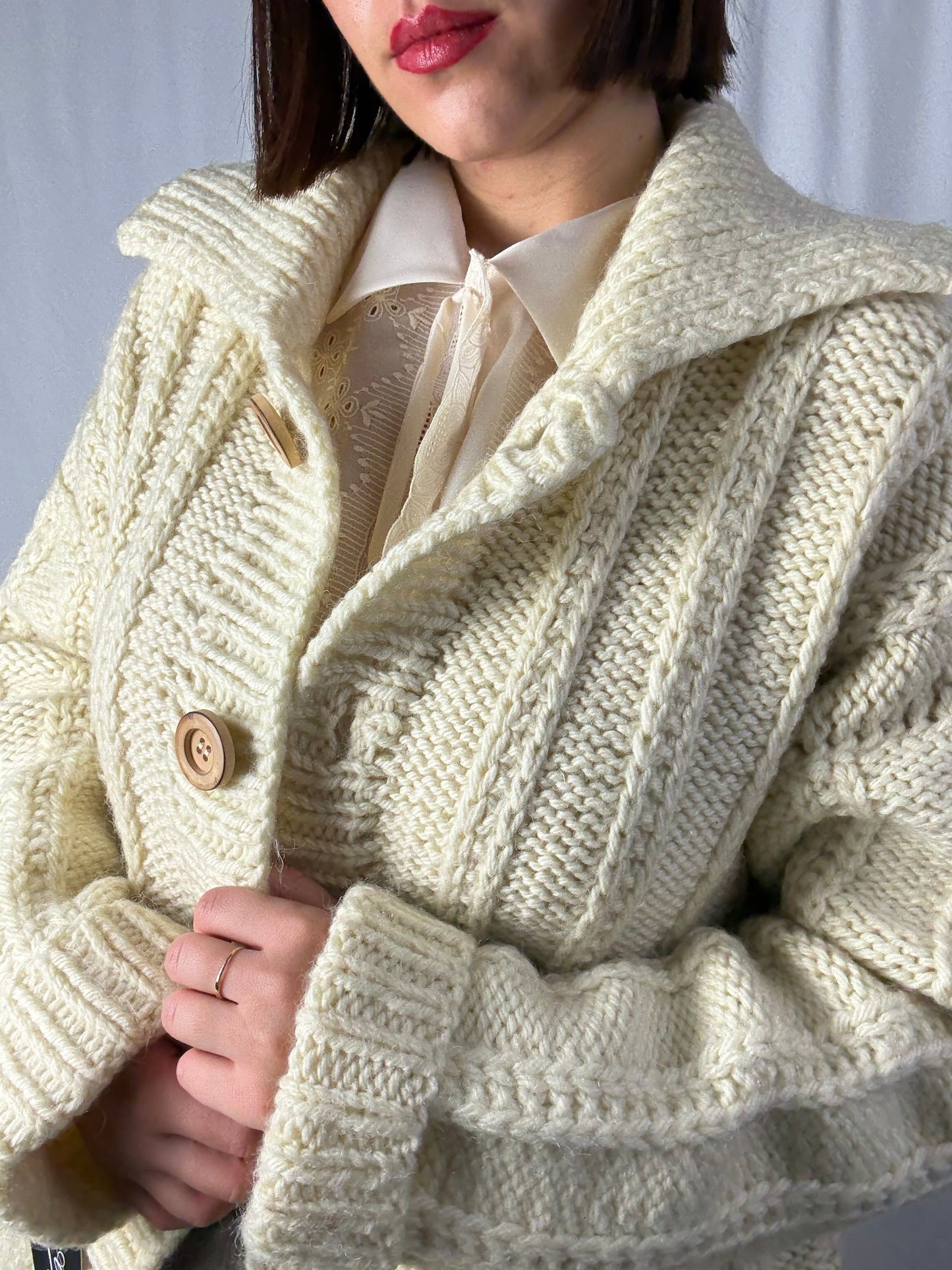 Cardigan Vintage Crema in Lana Grossa – Lavorazione a Treccia e Bottoni in Legno - TG. 44 - 48