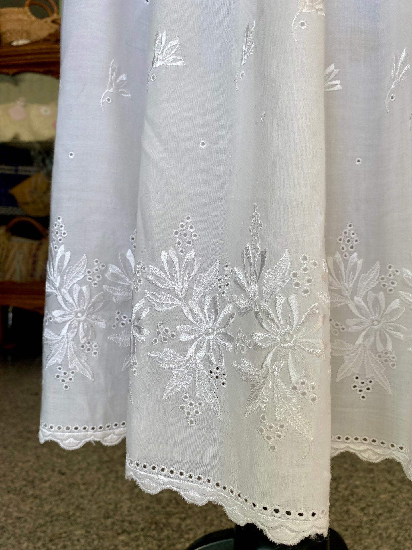 Abito bianco anni '70 in cotone ricamato stile prateria - TG. 38/40