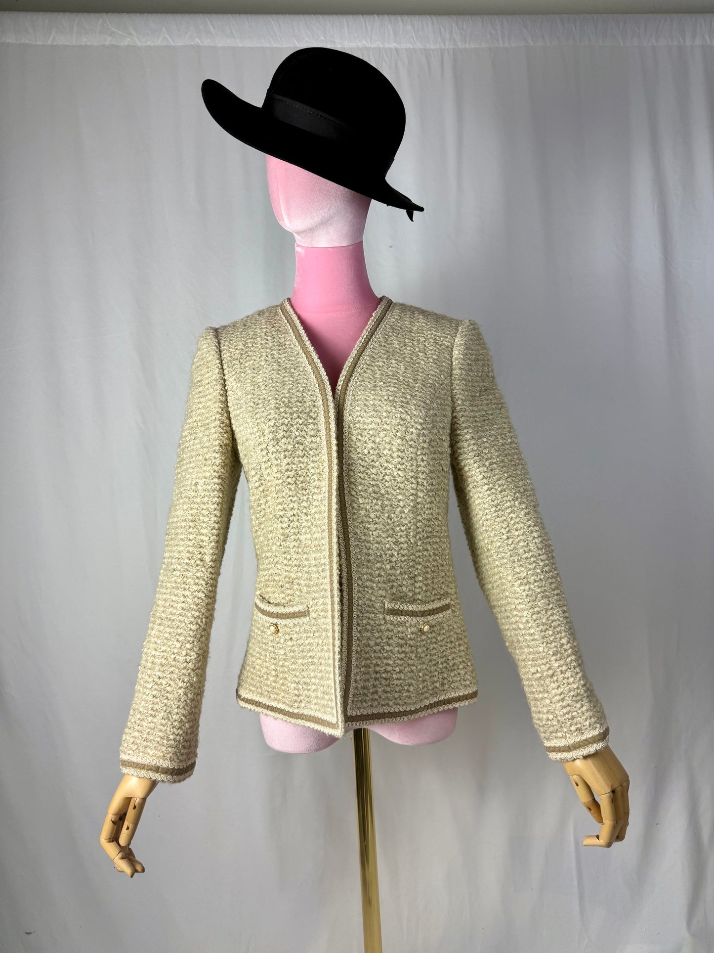 Giacca anni ‘60 in bouclé di lana crema con profili – TG. 38/40