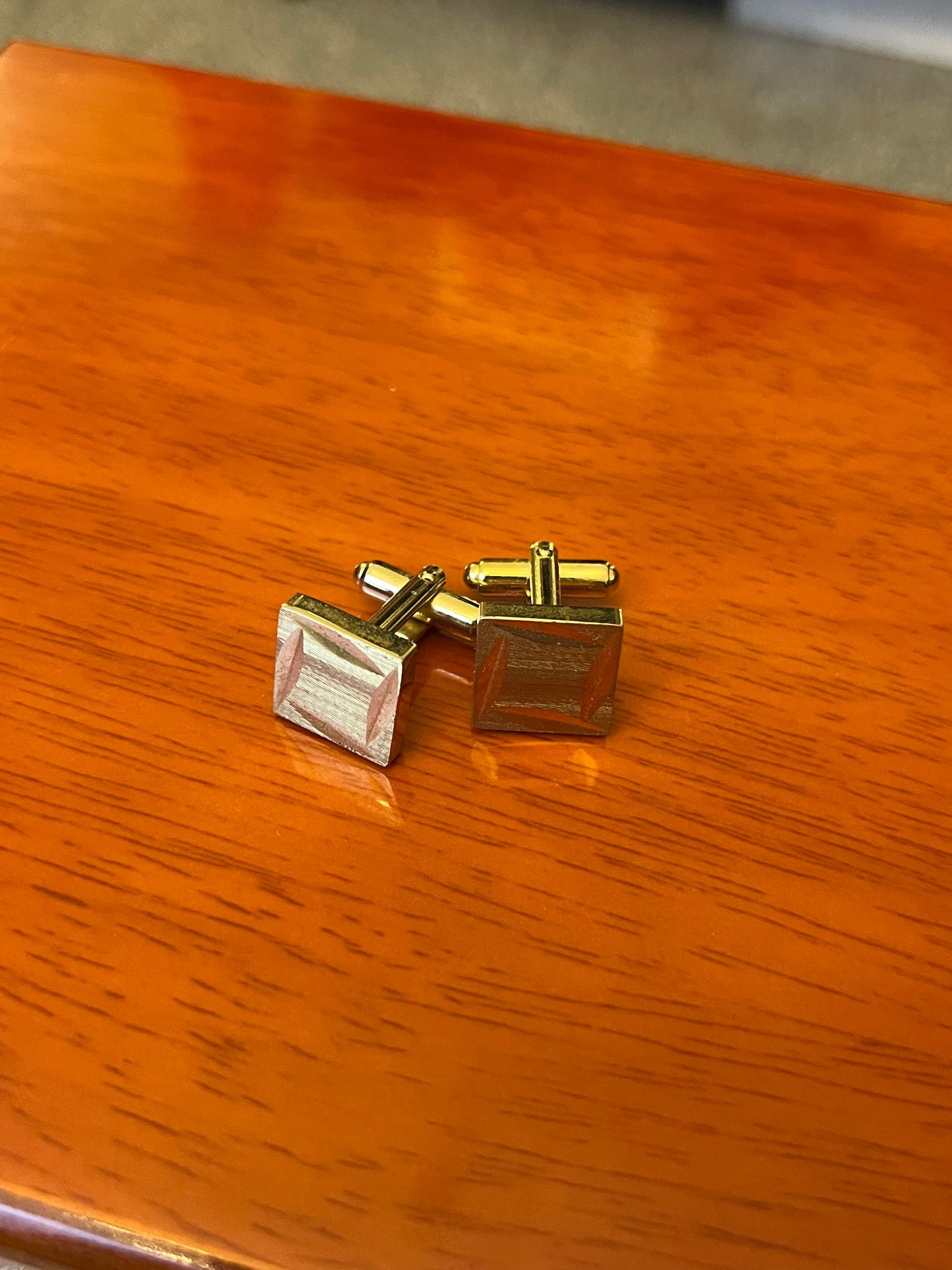 Gemelli dorati quadrati