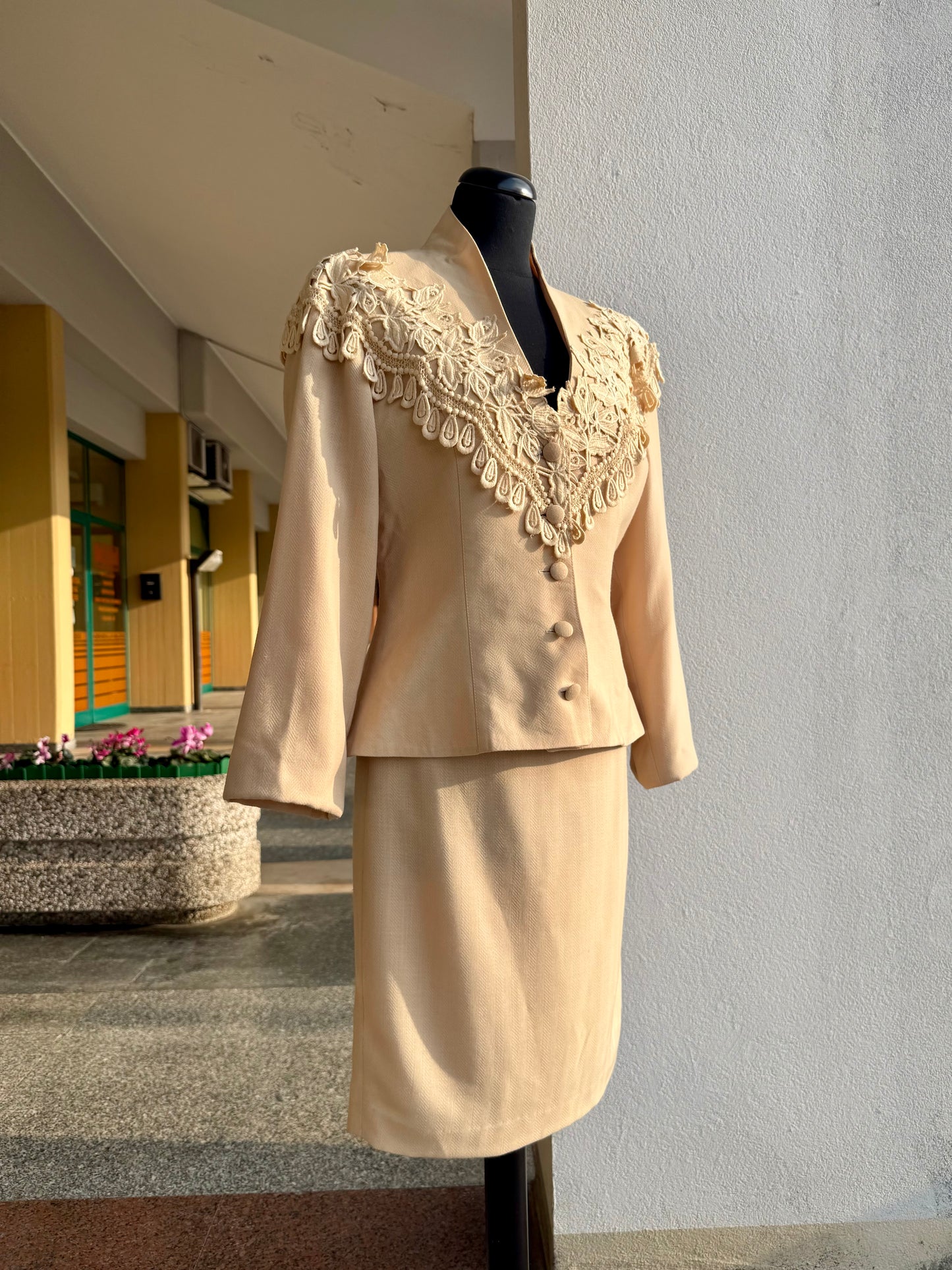 Tailleur anni ’80 beige biscotto con giacca ricamata - TG. 40/42