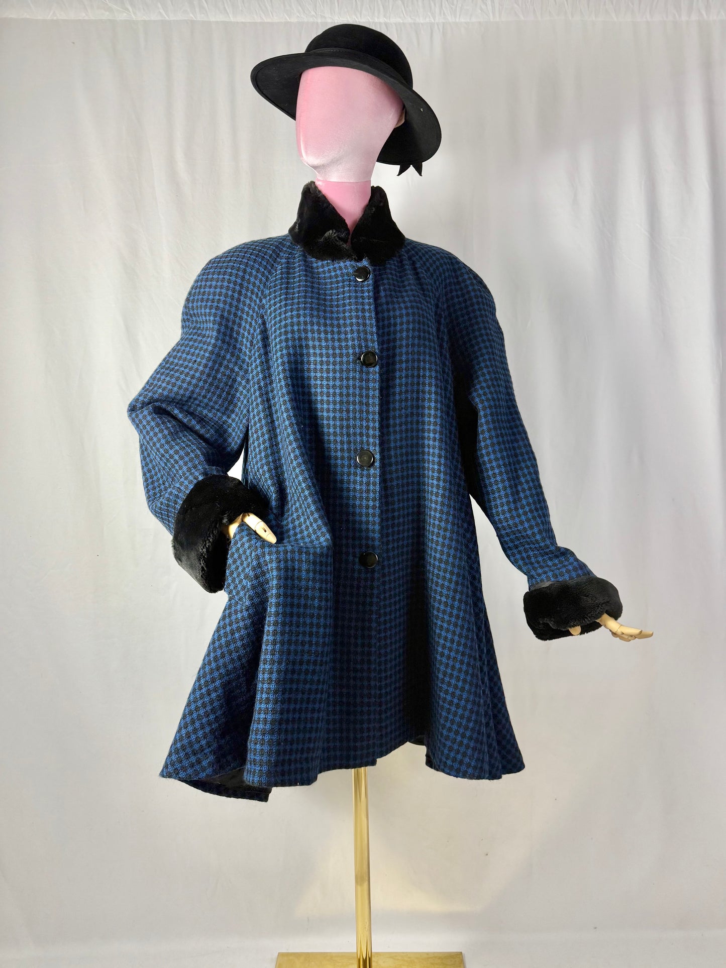 Cappotto/ mantella in lana blu e nera con collo e polsini in eco pelliccia