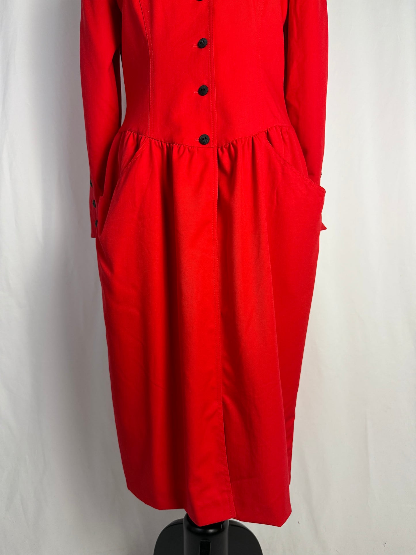 Abito anni ‘80 rosso in gabardine di lana con bottoni neri - TG. 46