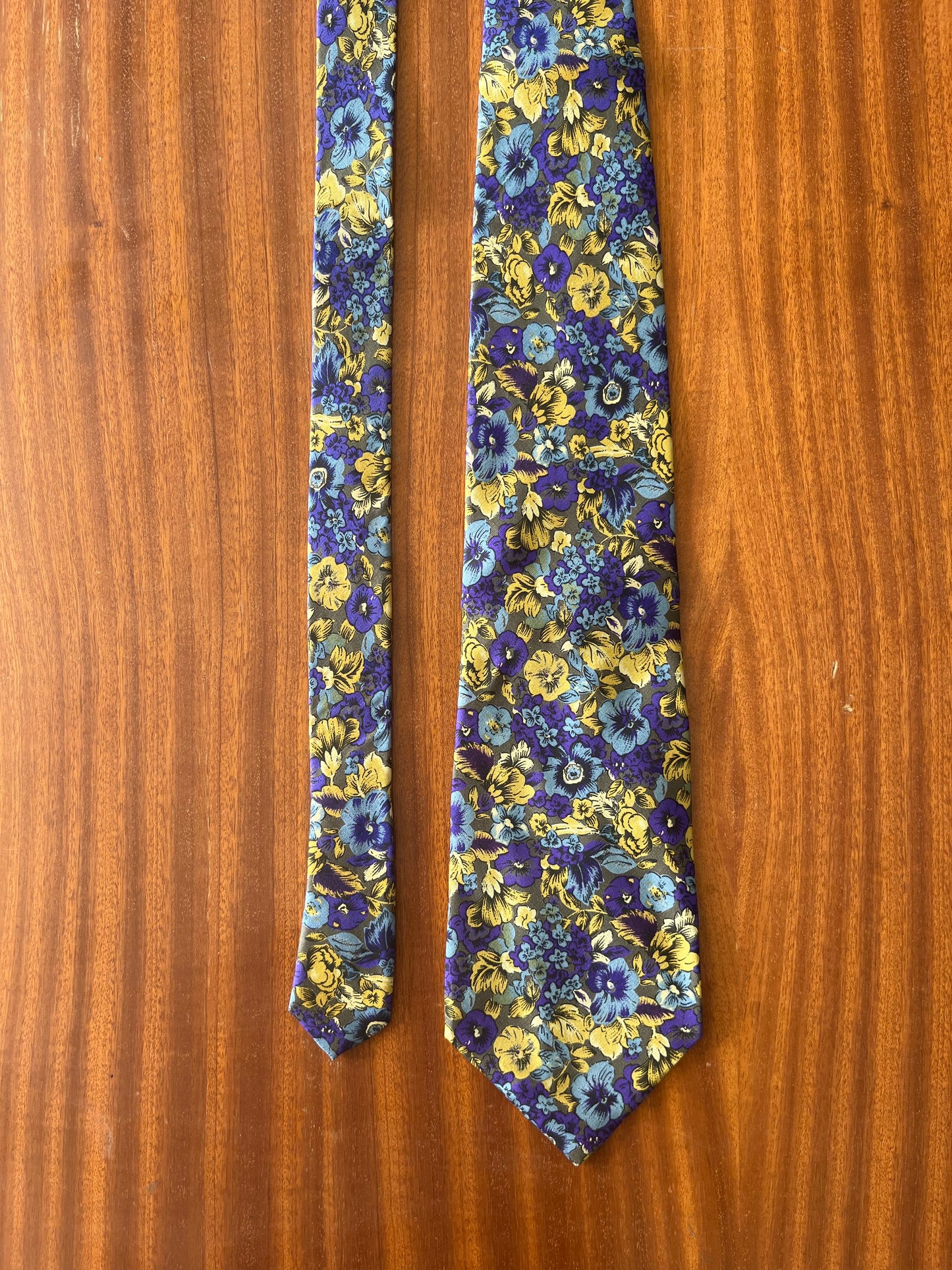 Cravatta anni ‘80 a fiori