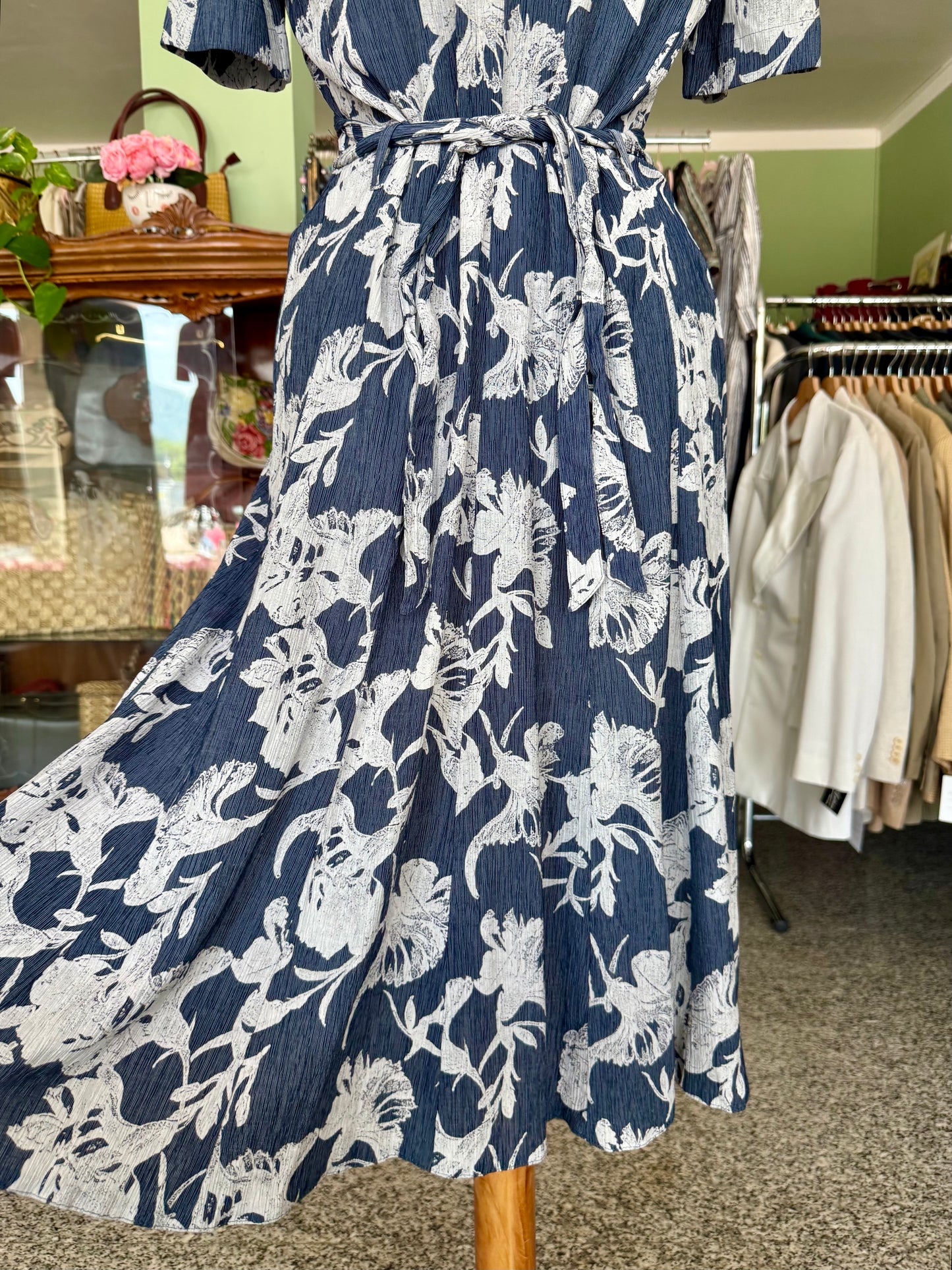 Blu con fiori bianchi