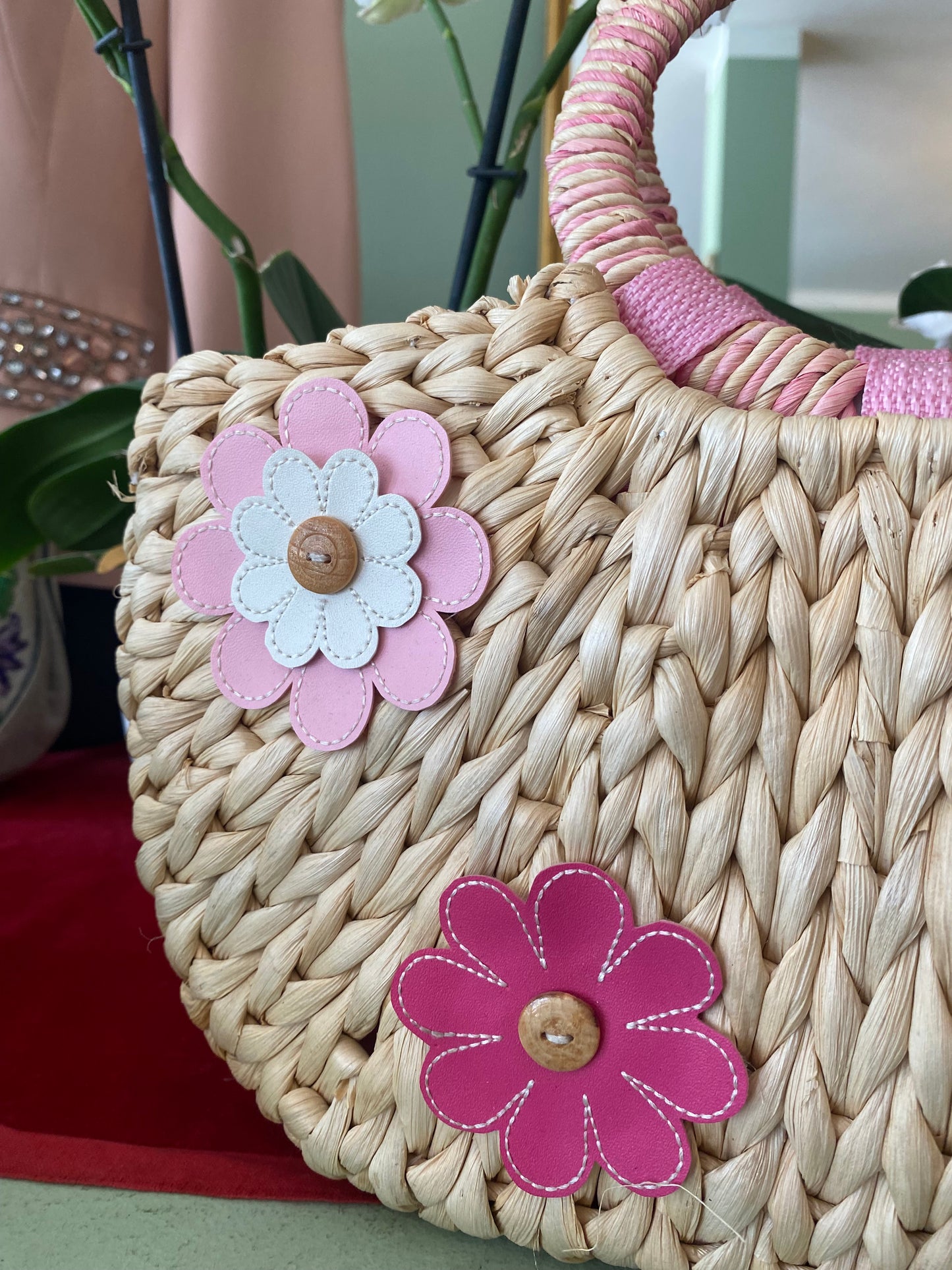 Borsa in paglia con fiori colorati e manici rotondi