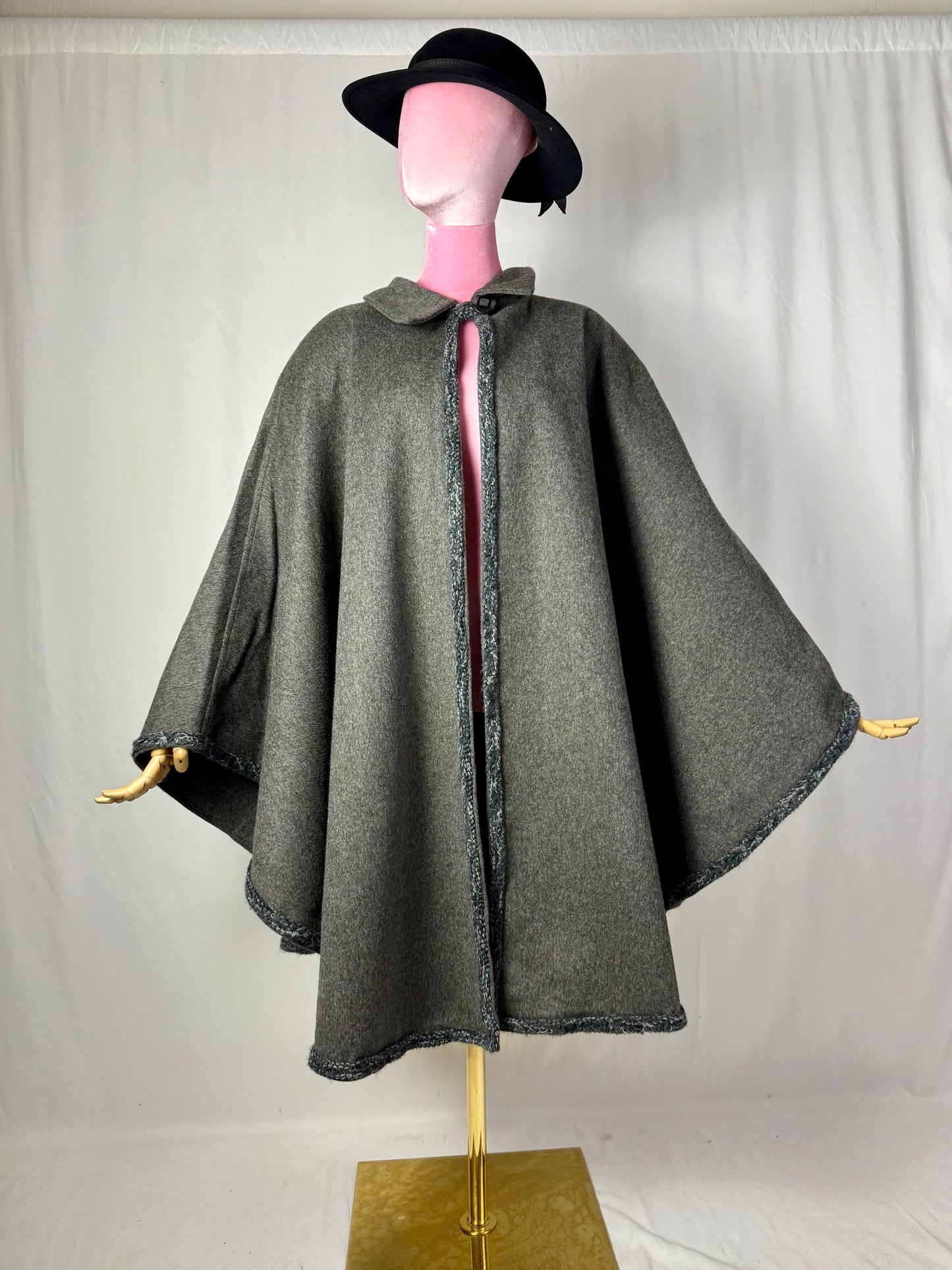 Mantella artigianale in pura lana con finiture a mano - TG. U